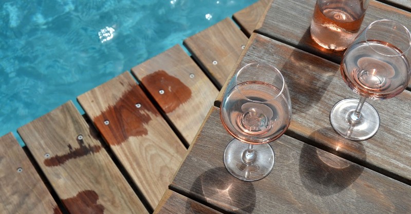 Blog wine Fine wines refresh rosé bottle swimming pool